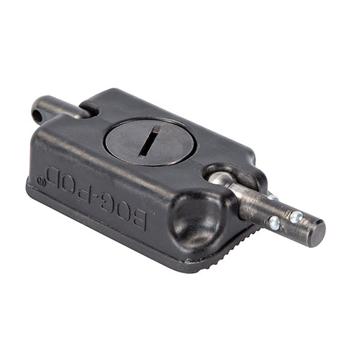 Le SSM se fixe directement à ton stud de sangle, te permettant de monter ton sling tout en étant attaché à un BOG-POD® pour un accès rapide aux cibles.