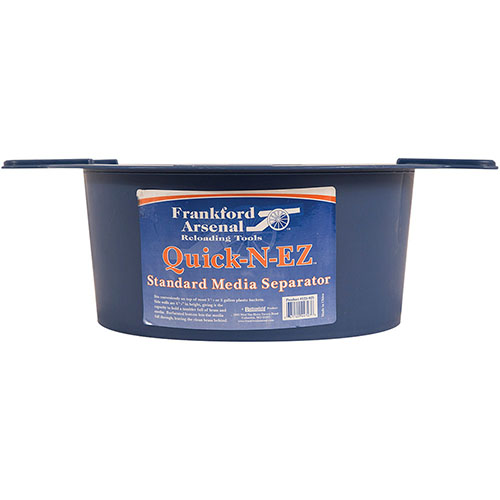 Der Frankford Arsenal Quick-n-EZ Standard Media Separator passt bequem auf die meisten 3 1/2 oder 5 Gallonen Eimer und trennt effektiv Brass von Media.