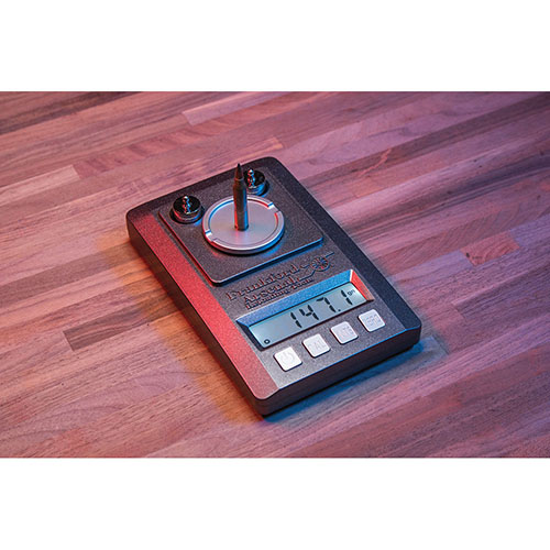 Die Frankford Arsenal® Platinum Series Precision Scale bietet extreme Genauigkeit mit 1500 grain / 100 gram Kapazität und 0.1 grain / 0.01 gram Präzision für optimale Handladungen.