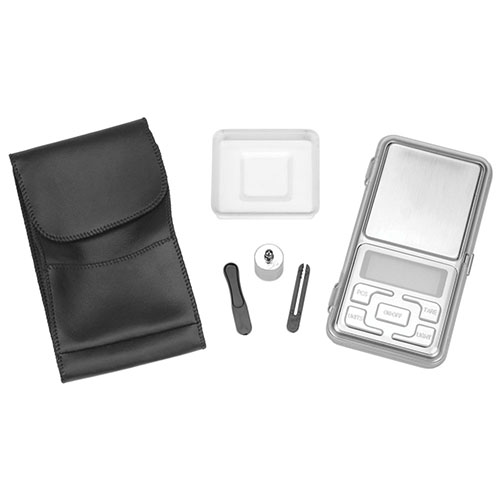La balance numérique Frankford Arsenal® DS-750 offre une précision extrême pour mesurer la poudre, les balles et les cartouches, avec des commandes simples et des accessoires inclus.