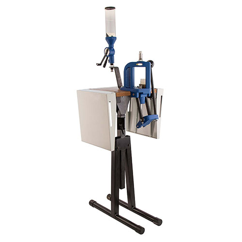 Il Frankford Arsenal® Platinum Series Reloading Stand è perfetto per spazi ridotti, con un piano e una struttura pieghevoli, e ripiani laterali per attrezzi di ricarica.