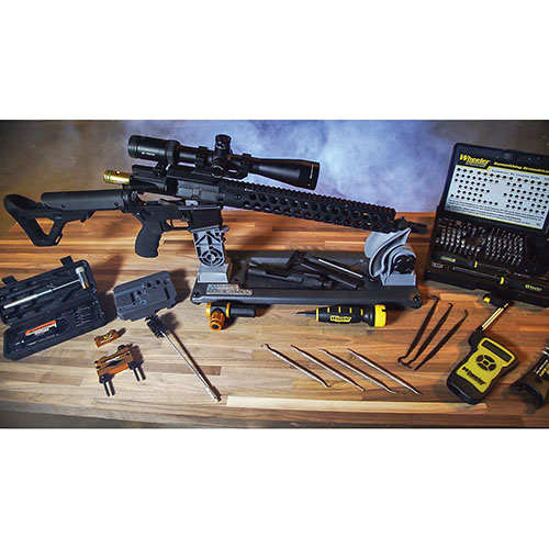 Il Delta Series Armorer's Vise offre una base solida per costruire e mantenere AR, con supporti regolabili e un inserto mag well per un lavoro preciso.