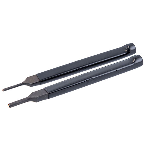 Il Wheeler® Engineering Bolt Catch Install Punch Kit facilita l'installazione dei roll pins del bolt catch con un punch di avvio e completa l'installazione con un punch di finitura.