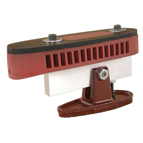 Le Wheeler Recoil Pad Installation Fixture te permet de transférer précisément les angles de la crosse au nouveau pad et offre une base stable pour le ponçage.