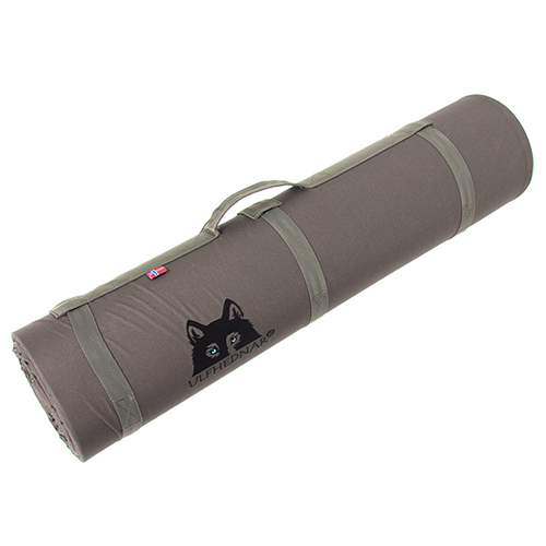 Il tappetino da tiro ULFHEDNAR offre protezione da umidità e sporco, con una tasca per bipod e una parte frontale rinforzata per una maggiore stabilità.