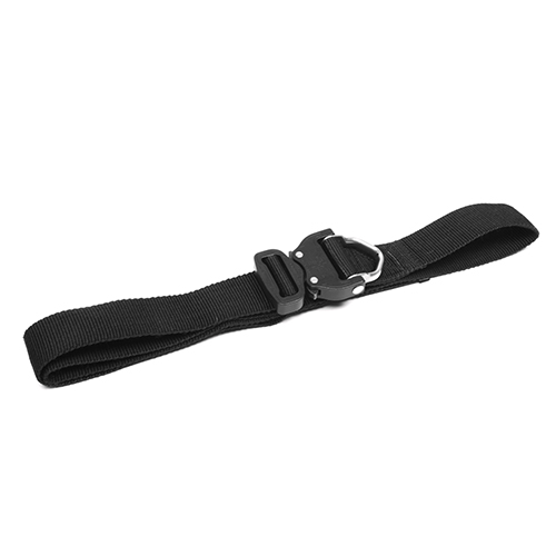 Der ULFHEDNAR Cobra Belt mit grossem Cobra Buckle und D-Ring stabilisiert dein Gewehr ideal, besonders beim Schiessen mit einem Stativ oder einer Barrikade.