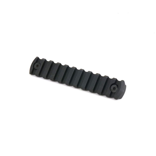 Le rail Picatinny Tactical M-LOK de 4,5" est en aluminium 6061-T6, anodisé noir, avec montage QD et matériel inclus pour une installation facile sur M-LOK.