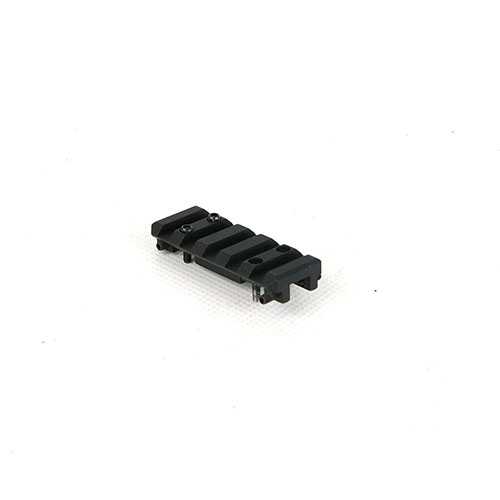 Die Rib-Mounted Picatinny Rail von PRUSSIA PRECISION passt auf 7.9mm breite Rippenschienen, lässt sich in Minuten montieren und bietet eine schlanke, stabile Basis für Zubehör.