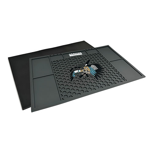 Le Maintenance Mat de GERMAN TACTICAL SYSTEMS garde ton espace propre avec sa surface hexagonale, des supports pour outils et est fait en PVC durable et résistant.