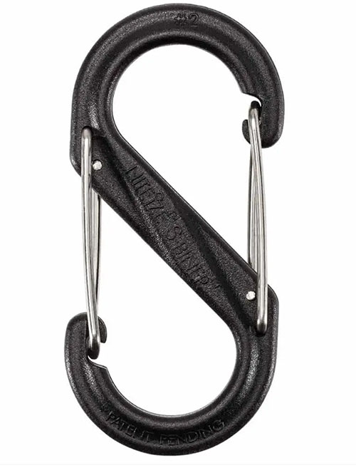 L'S-Biner Nite Ize #2 è leggero e realizzato in nylon rinforzato con fibra di vetro, con un meccanismo di bloccaggio sicuro per fissare il Kestrel DROP.