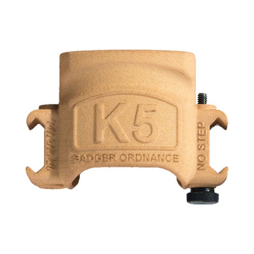 Le support Kestrel K5 se fixe sur un rail Picatinny à 3 ou 9 heures, idéal pour les lunettes de tir, fabriqué en polymère durable pour une utilisation robuste.