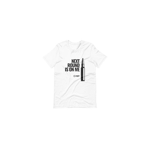 La T-Shirt MDT 'Next Round on Me' è realizzata in cotone/poliestere 60/40, offre comfort e stile, perfetta per gli appassionati di armi e accessori.