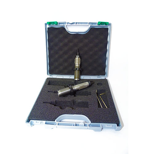 Le set de dies TRIEBEL .308 Winchester Allgäu Series te permet de recharger facilement avec un die de dimensionnement complet et un die de siège avec crimp, le tout dans un étui premium.