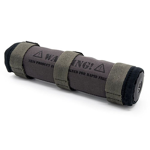 Die ULFHEDNAR Miragecover Silencer Mk2 bietet eine hitzebeständige Kevlar®-Isolierung bis 250°C und wird sicher mit 3 Riemen an deinem Schalldämpfer befestigt.