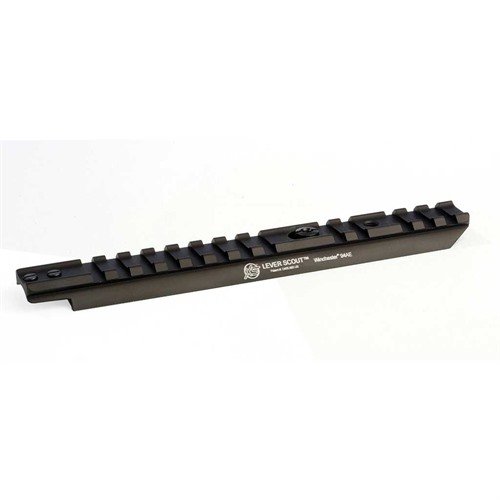 Il LEVER ACTION LEVER SCOUT MOUNT consente un rapido puntamento con la sua montatura leggera e bassa, senza modifiche, per l'uso di ottiche e mire metalliche.