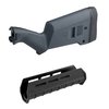 Le SGA est une crosse adaptable pour le Remington 870, offrant de nombreuses options personnalisables, tandis que le forend M-LOK est léger et pratique.