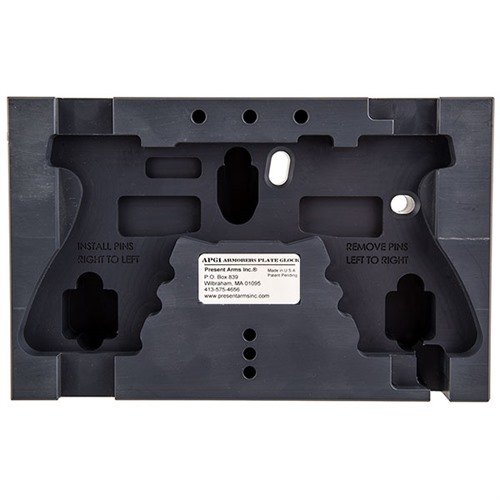 Die Present Arms Armorer's Plate für Glock Pistolen bietet eine ergonomische Arbeitsstation für die einfache Demontage und Wartung, inklusive universeller Magazinhalterung.