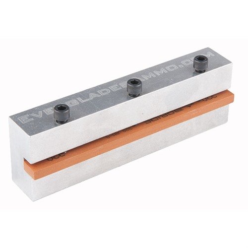 Le 1911 FRAME RAIL STONING TOOL d'Everglades Ammo permet d'ajuster précisément tes rails de cadre 1911 ou 2011, avec un contrôle optimal grâce à la pierre de 320 grit.