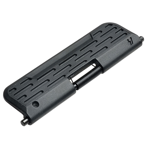 Il Dust Cover Ultimate AR-15 in polimero ad alta densità è resistente e funzionale, con una vite di regolazione per adattare la potenza di apertura.