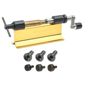 Il Classic Case Trimmer Kit di Forster è ideale per ricaricare oltre 300 calibri, includendo 3 pilots e 3 collets per una precisione impeccabile.