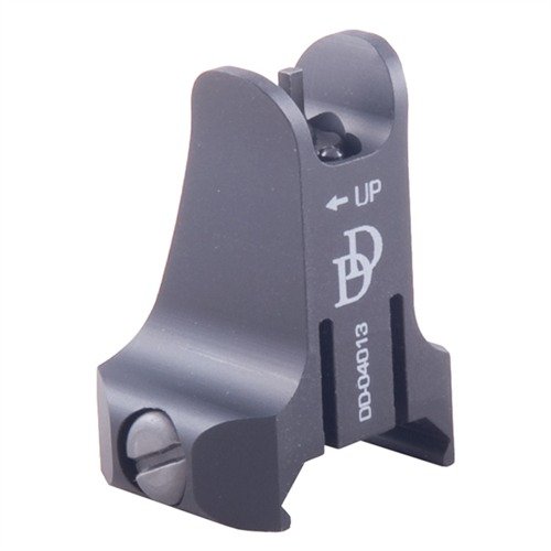 Der AR-15 Fixed Backup Front Sight von Daniel Defense ist leicht, robust und immer einsatzbereit, ideal für zuverlässige Zielerfassung bei Optik-Ausfall.