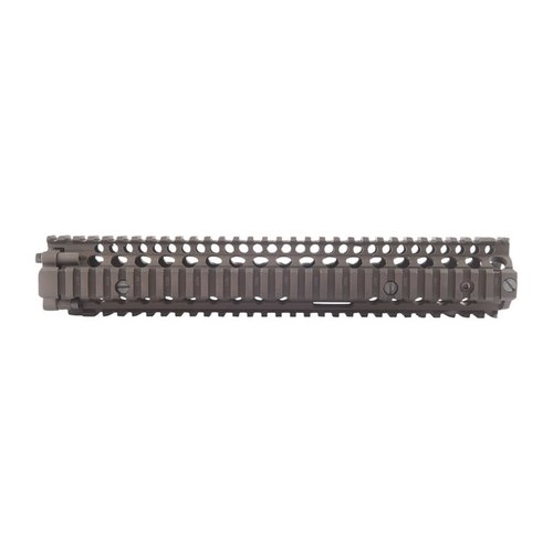 Il RIS II è un handguard in alluminio progettato per il M4A1 SOCOM, offre montaggio rapido per M203, barretta free-float e ampie opzioni di accessori.