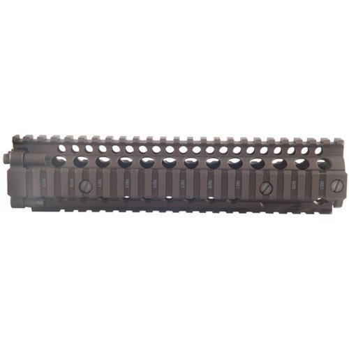 Il RIS II di Daniel Defense è un handguard in alluminio con multi-rail, progettato per il M4A1, che consente il free float del canna e l'installazione rapida di accessori.
