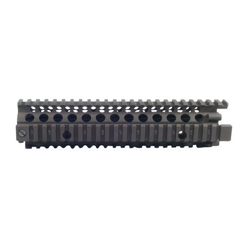 Der AR-15 RAIL INTERFACE SYSTEM II bietet eine präzise Aluminium-Handschütze mit MIL-STD 1913 Picatinny-Schienen für erweiterte Zubehörmontage und freischwebenden Lauf.