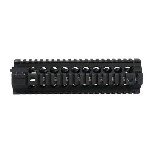 Améliore ta précision avec le forend libre de stress qui se fixe sans enlever le canon, et profite des rails Picatinny pour tous tes accessoires.