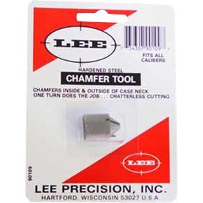 Il CHAMFER TOOL LEE è realizzato in acciaio temprato e permette di smussare e sbavare le bocche delle cartucce, rimuovendo anche il crimp dai fondelli.