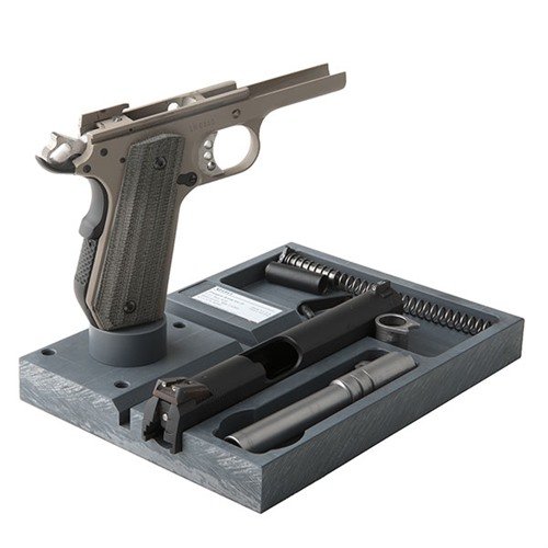 Il Present Arms 1911 Armorer Plate con MP-1A Magazine Post e Swivel è essenziale per ogni tiratore 1911, garantendo sicurezza durante smontaggio e pulizia.