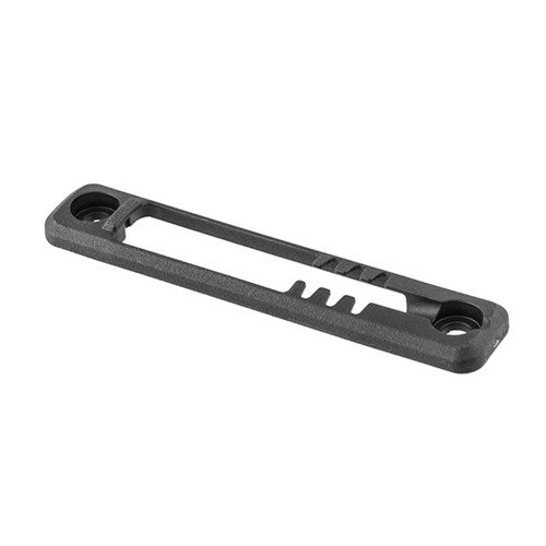 La M-LOK Tape Switch Mounting Plate di Magpul offre un montaggio sicuro e leggero per i pad di pressione Surefire ST, con un design a profilo basso e bordi arrotondati.
