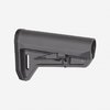 Der AR-15 MOE SL-K Stock von MAGPUL bietet ein schlankes, leichtes Design, eine bequeme Wangenauflage und eine robuste, ambidextröse Bedienung für maximale Vielseitigkeit.