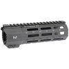 Die SP SERIES HANDGUARDS von MIDWEST INDUSTRIES bieten ein robustes, freischwebendes Design mit 7 M-LOK Slots, einer hochwertigen MIL-STD 1913 Schiene und sind 100% in den USA gefertigt.