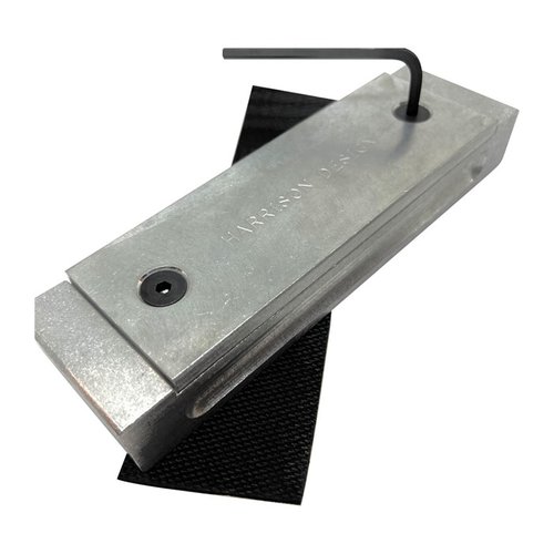 Le bloc de ponçage en aluminium de 2"x7" te permet de niveler et poncer facilement les surfaces des glissières et des cadres de 1911 pour un poli parfait.