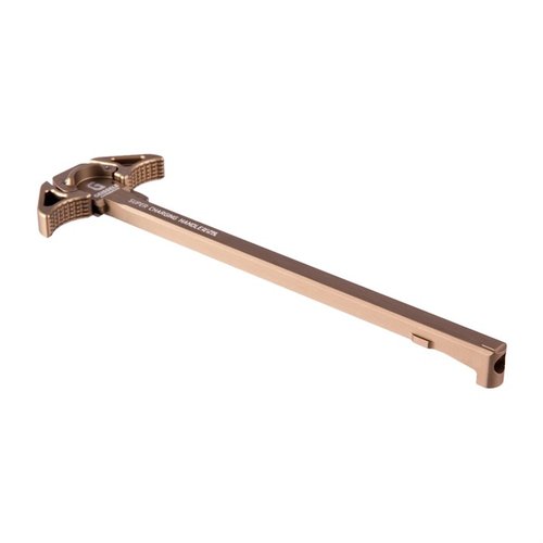 Le Super Charging Handle 7.62 en aluminium 7075-T6 est ambidextre, offre une prise texturée, réduit le gaz de recul et est disponible en noir ou DDC.