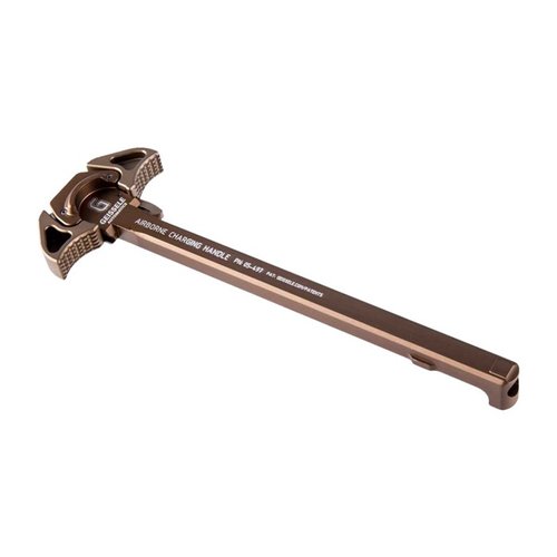 Der Geissele Airborne Charging Handle bietet einen schlanken, ambidextrösen Hebel aus robustem 7075 T6 Aluminium, der nicht mit Optiken interferiert und einfach zu bedienen ist.