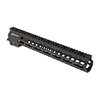 Le Geissele MK14 Super Modular Rail est léger, solide, avec un design étroit, des emplacements M-LOK et un rail Picatinny pour un maximum d'accessoires.
