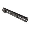 Le Geissele MK14 Super Modular Rail offre une prise confortable, de nombreuses possibilités de montage avec des slots M-LOK et un rail Picatinny continu.