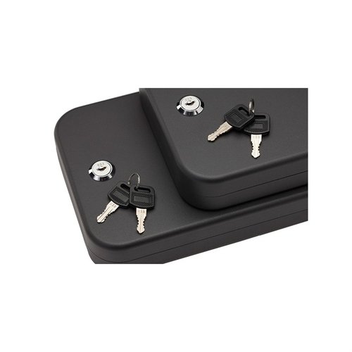 Il Lock Box Snap Safe offre sicurezza per armi da fuoco e oggetti di valore, con costruzione in acciaio pesante e cavo in acciaio da 16 gauge per fissaggio sicuro.