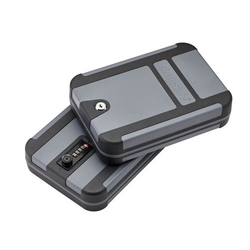 Die TREKLITE Lock Box bietet leichten, kompakten Schutz für deine Handfeuerwaffen und Wertsachen, ideal für Reisen oder Zuhause, mit TSA-konformem Design.