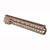 Le Geissele MK14 Super Modular Rail est léger, robuste et offre un profil étroit pour un maintien confortable, avec de nombreuses options de montage d'accessoires.