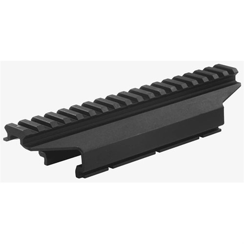 Il Magpul Pro 700 Night Vision Mount offre un'interfaccia di montaggio robusta e versatile per dispositivi di visione notturna, compatibile con diverse ottiche.