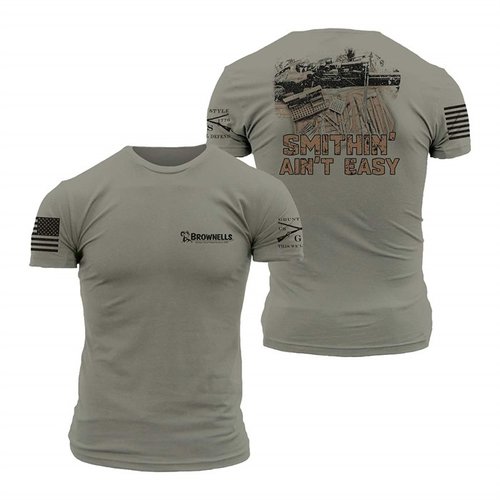 Hol dir das BOLT GUN SMITHING AIN'T EASY Shirt von Grunt Style, aus superweichem Baumwollstoff, mit langlebigen Druckgrafiken und perfekter Passform für jeden!