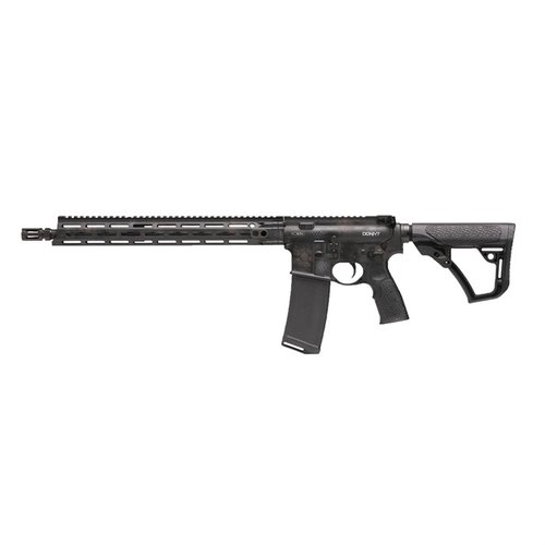 Le DDM4 V7 de Daniel Defense offre un rail M-LOK, un canon de 16", un système de gaz fiable et un design ergonomique pour une expérience de tir optimale.