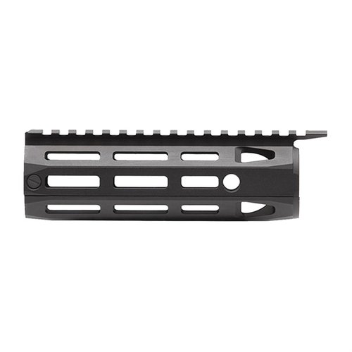 Das Daniel Defense Omega Rail ist ein leichtes, ergonomisches Upgrade mit M-LOK, das einfach zu installieren ist und keine Modifikationen an deiner Waffe erfordert.