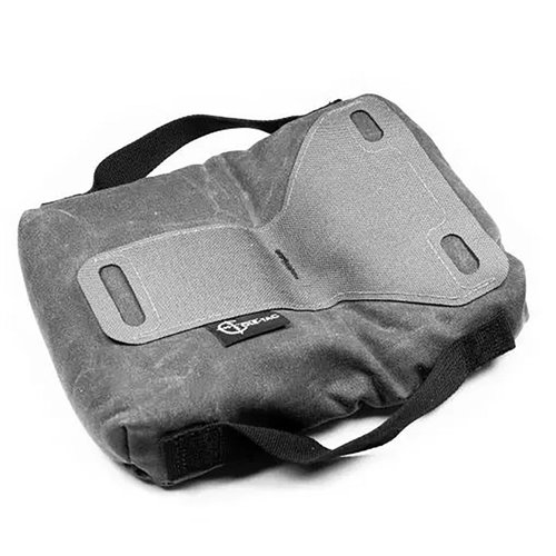 Il RAILCHANGER X D-BAG è un supporto a profilo basso, realizzato in canvas cerato, che offre stabilità senza aumentare l'altezza del tuo sistema di fucile.