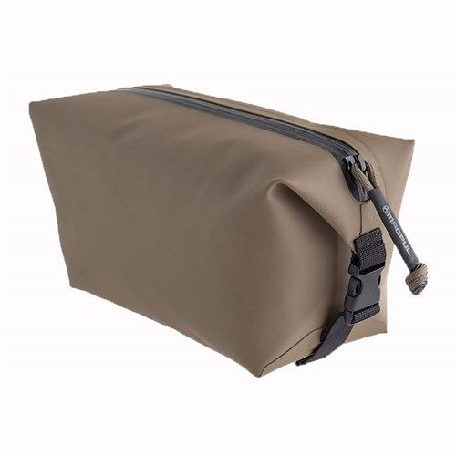 La DAKA Takeout è una borsa resistente all'acqua da 3,5 litri, ideale per attività all'aperto e al chiuso, con zip YKK Aqua Guard e aperture espandibili.