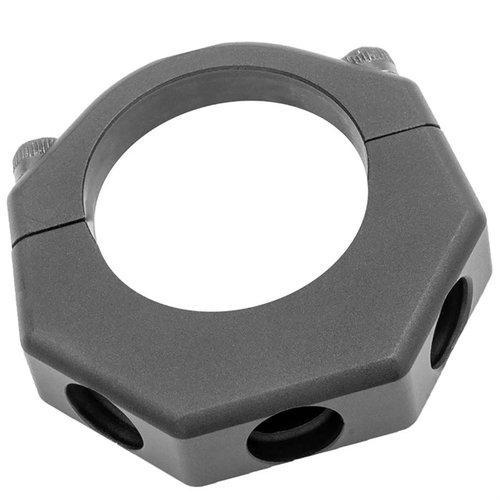 Il TRI-BASE BUFFER TUBE SLING MOUNT consente tre posizioni di montaggio per la slinga, si installa senza smontare l'arma ed è realizzato in alluminio 6061 anodizzato nero.