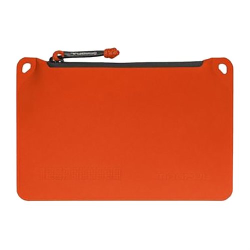 La DAKA Pouch Small di Magpul offre organizzazione e protezione per i tuoi accessori, con tessuti rinforzati, zip YKK AquaGuard® e resistenza all'acqua.